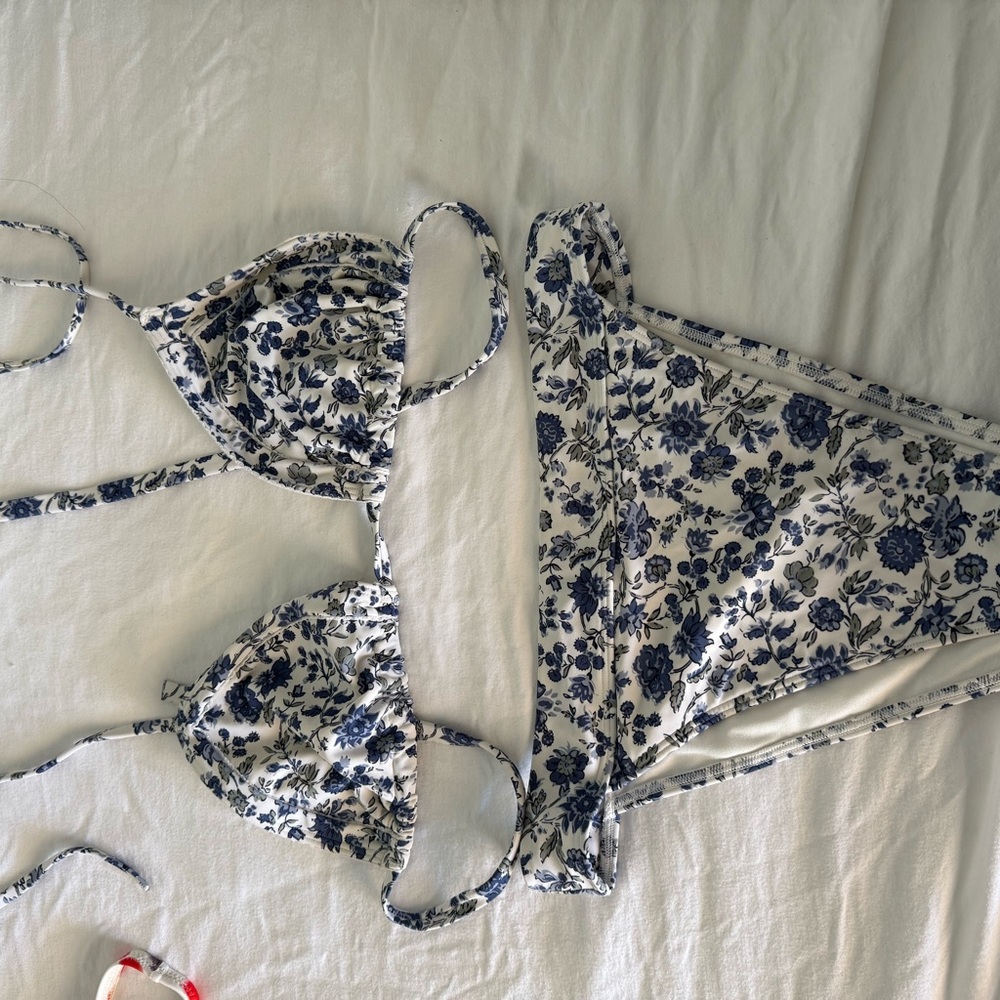 Abercrombie & Fitch Blue and White Floral Bra Intimates